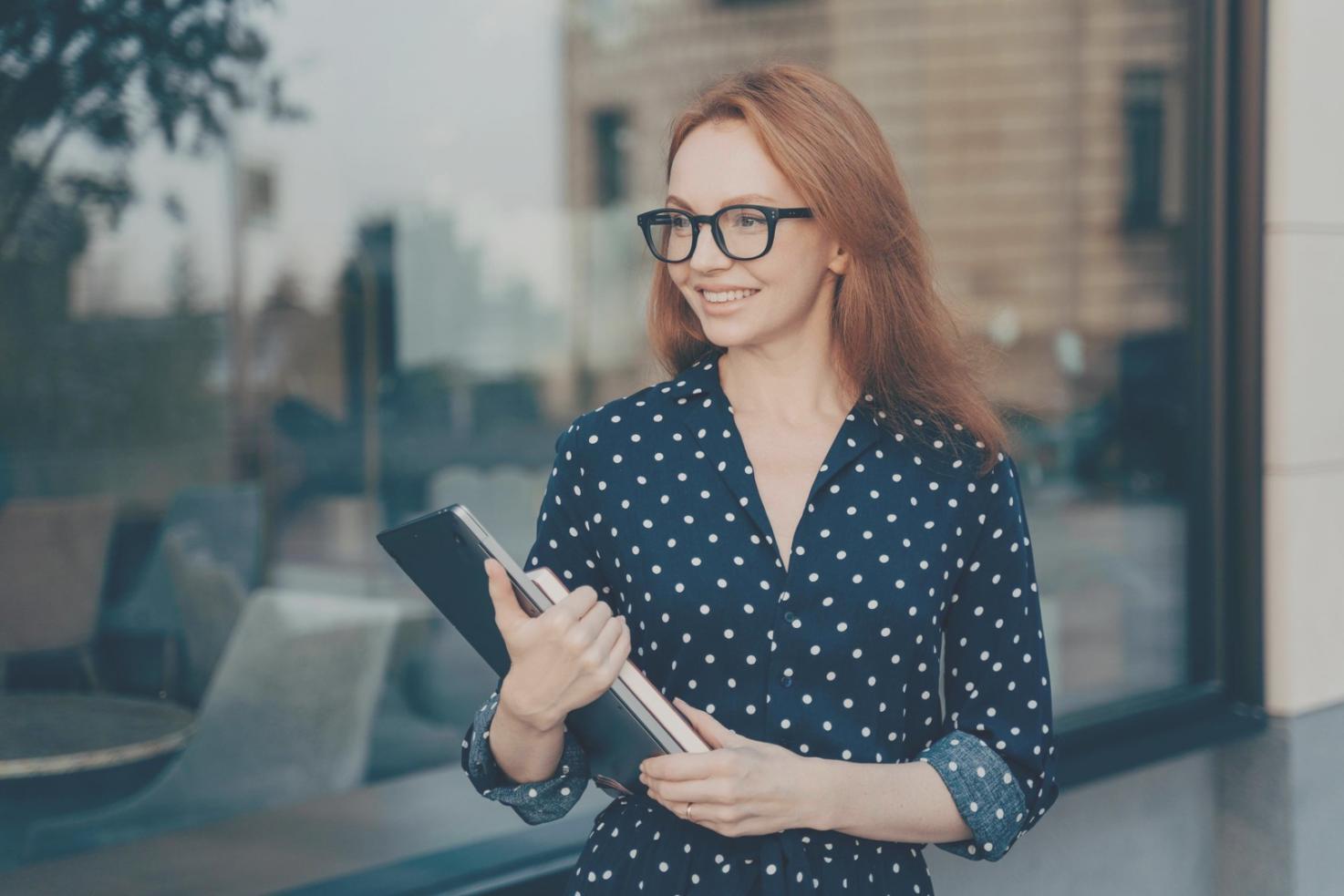 Espace de travail moderne avec outils d'automatisation financière