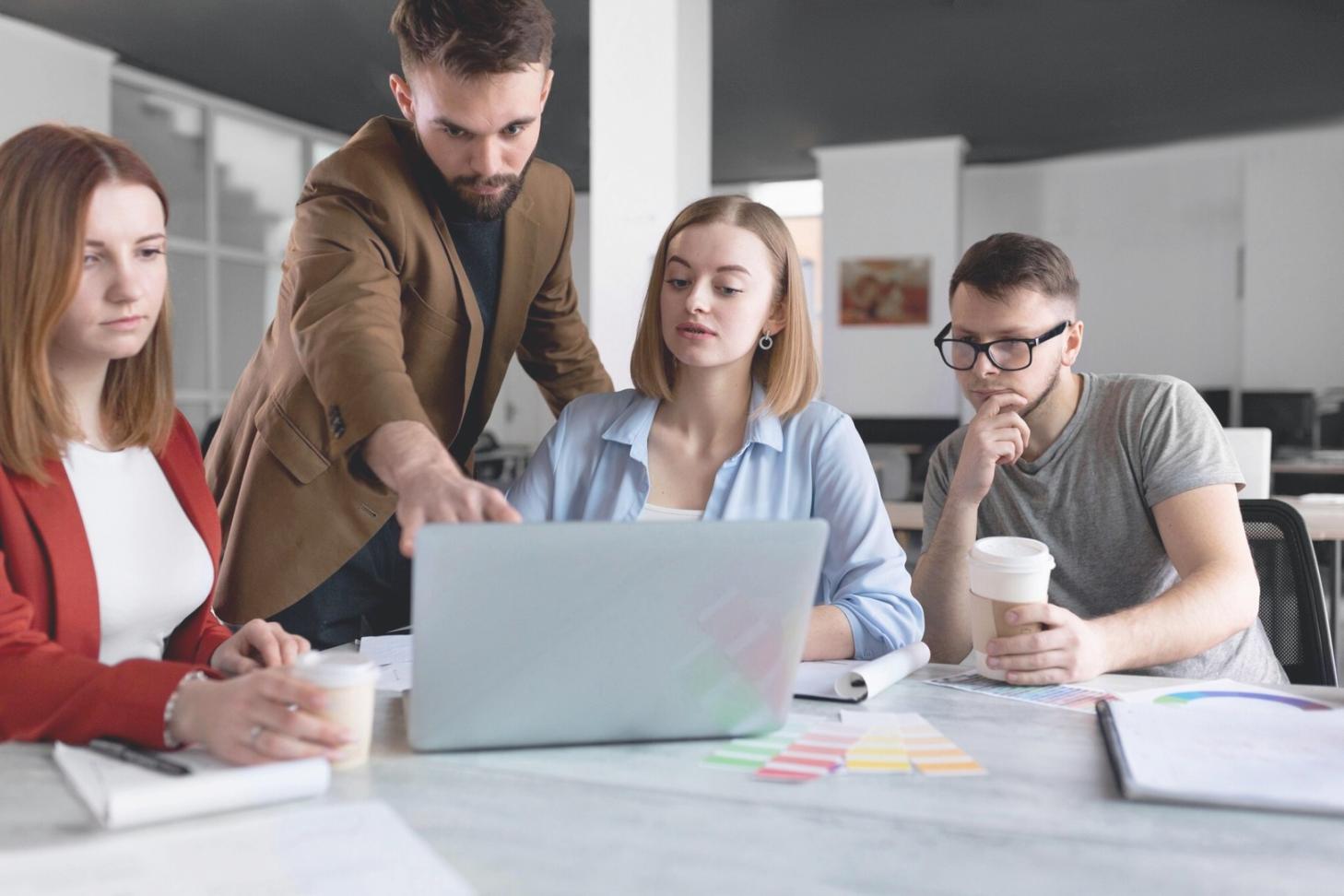 Espace de travail collaboratif avec outils financiers modernes